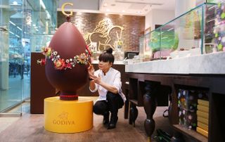 Godiva, the luxury Belgian chocolatier, unveils £10,000 Atelier egg crafted by Cherish Finden and team.