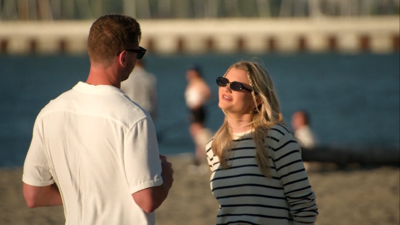 『エイジ・オブ・アトラクション』のビーチで話すリビーとアンドリュー。