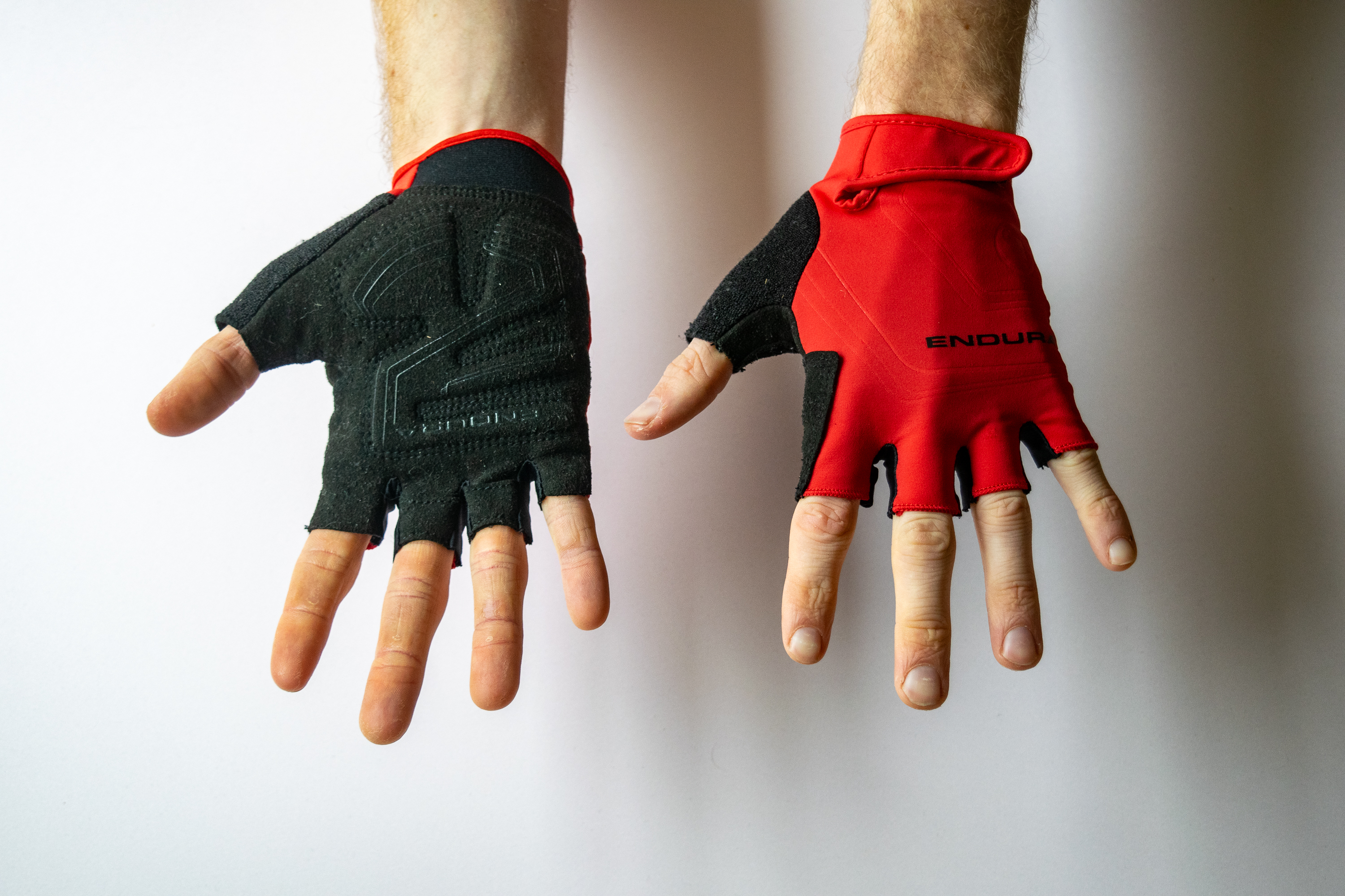 A rider wearing Endura Xtract Mitts with hands showing the palm and face of the gloves