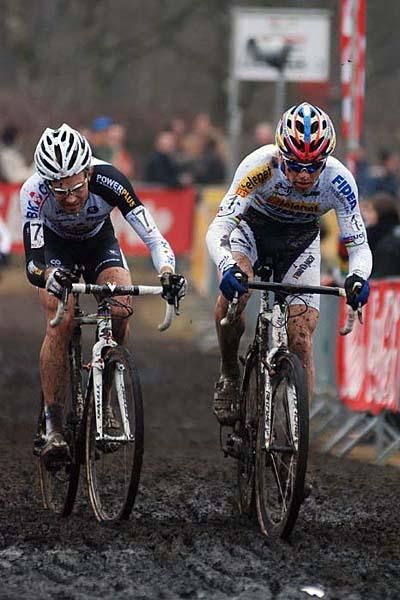 Zdenek Stybar (Telenet Fidea) leads Niels Albert (BKCP Powerplus)