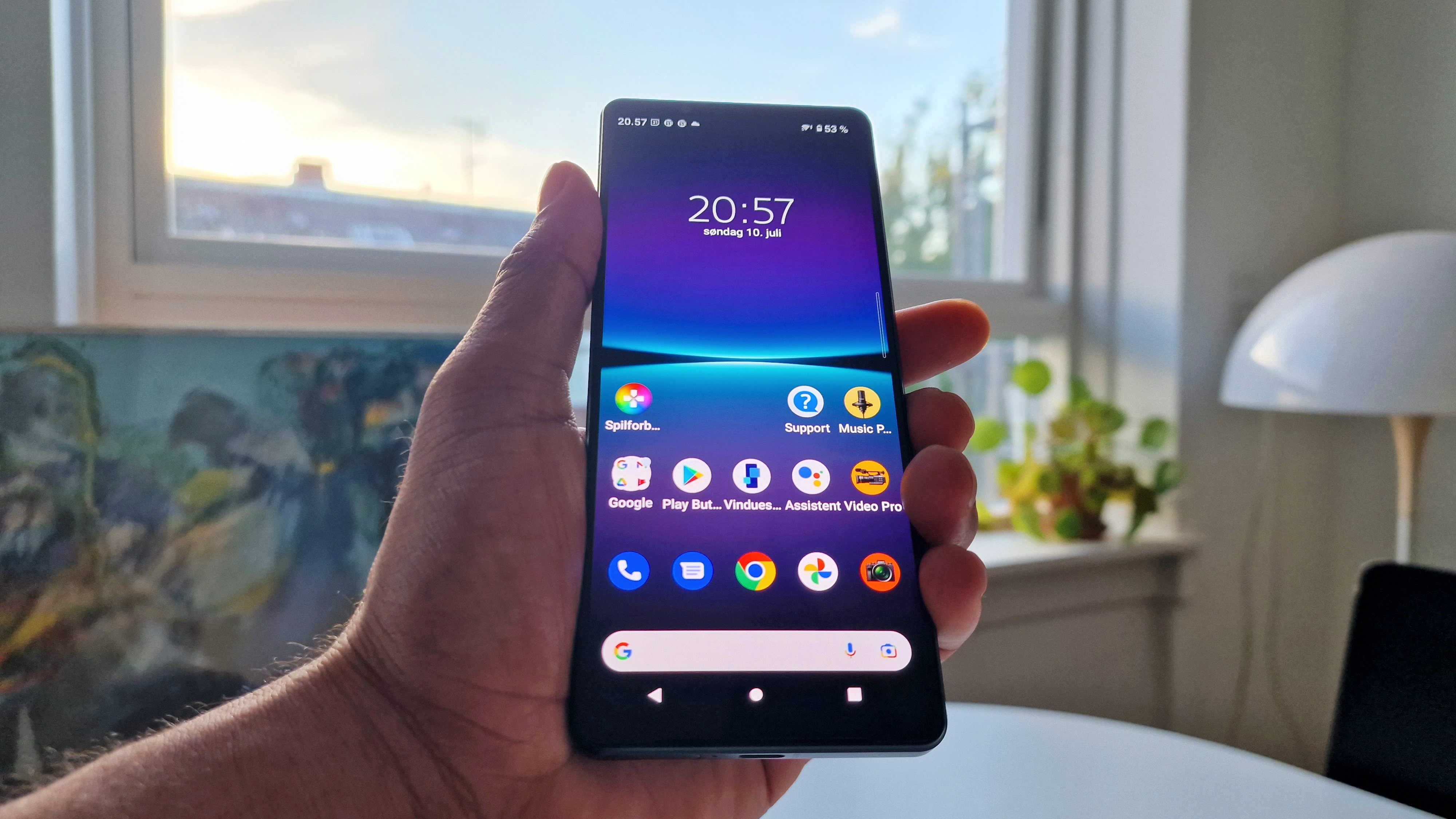 Sony Xperia 1 IV set forfra holdt i hånden indenfor