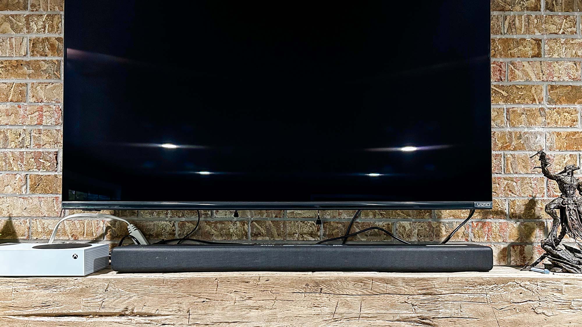 Barra de sonido Sony HT-A3000 montada debajo del televisor