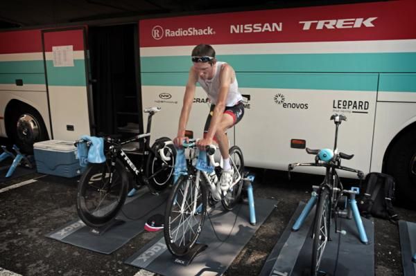 Frank Schleck warms up