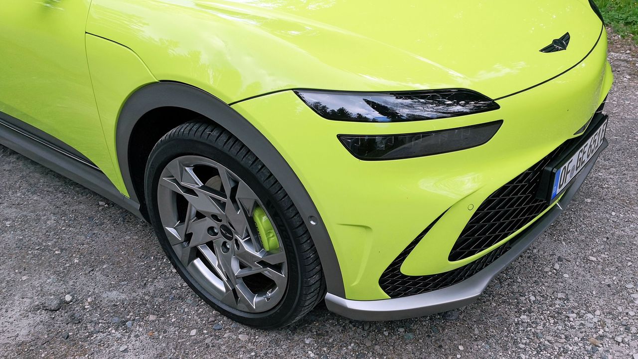 Close-up of wheel and front light block on GV60