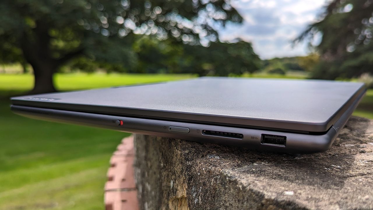 Lenovo Slim Pro 9i port selection