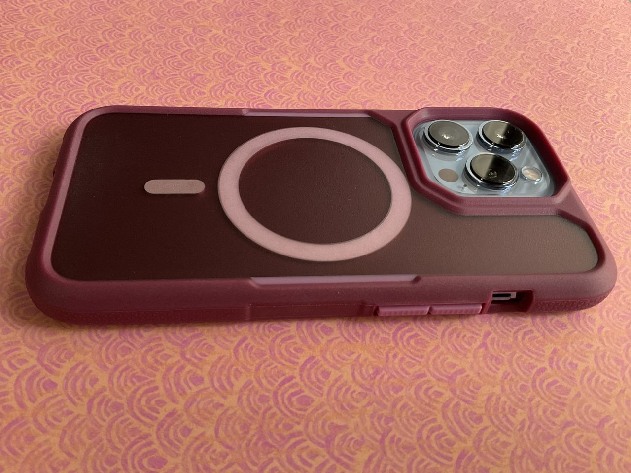 Survivor Endurance Magsafe Iphone 13 Pro Lifestyle Right Side