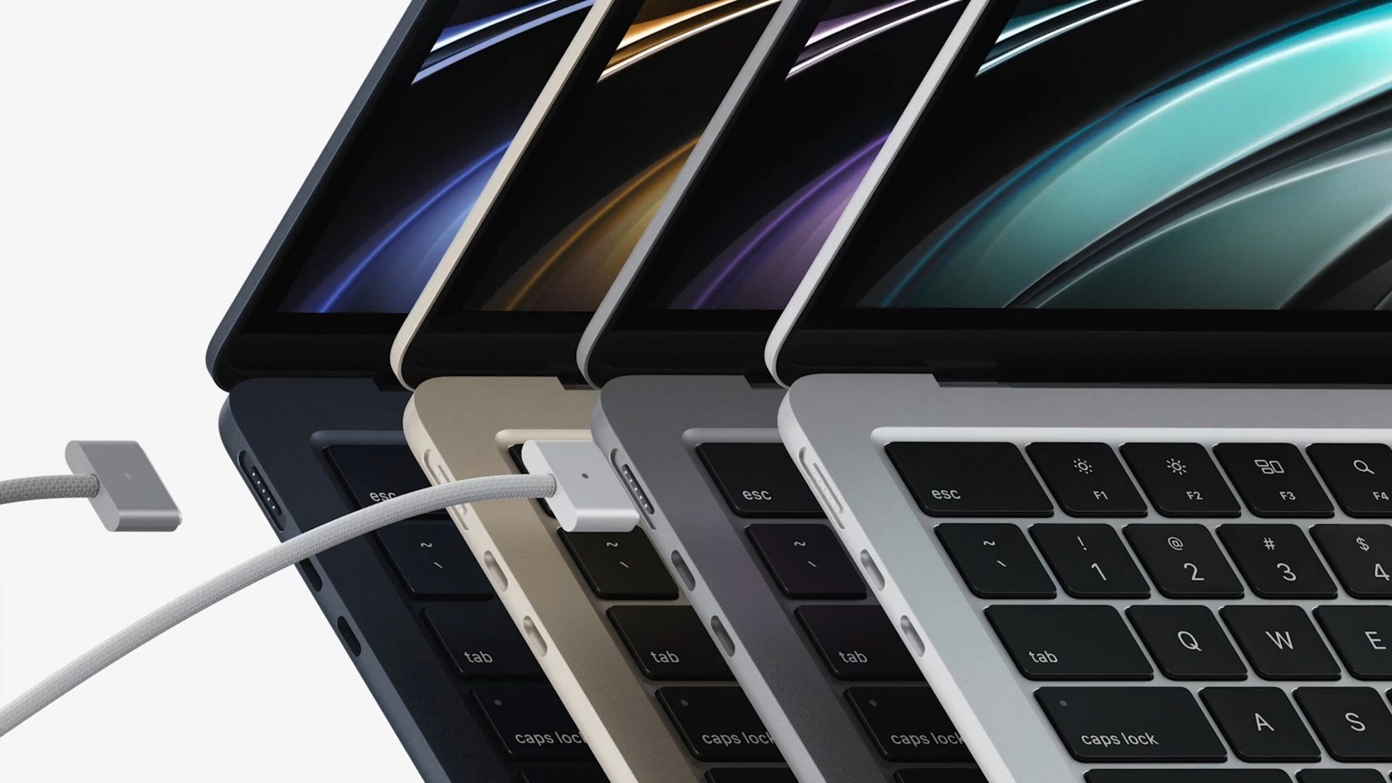 Quatre ordinateurs portables MacBook Air 2022 de couleurs différentes avec chargeurs MagSafe correspondants