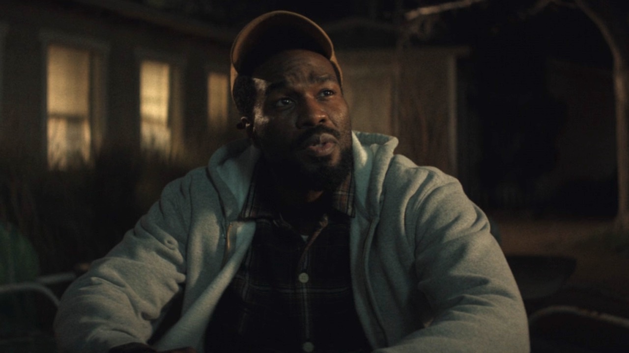 ワンダーマンのフィナーレで、帽子をかぶったサイモンが、DODC の警備員がトラックの作業をしているのを眺めています。