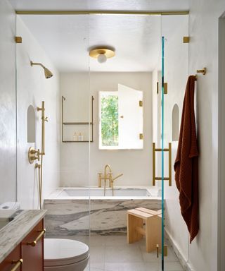 Bathroom neutral red accents