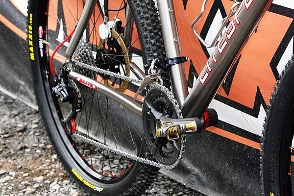 The standard Shimano XTR drivetrain is retrofitted with ceramic bearings in the bottom bracket and rear derailleur pulleys.