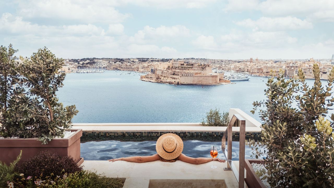 The pool and view at Iniala Harbour House