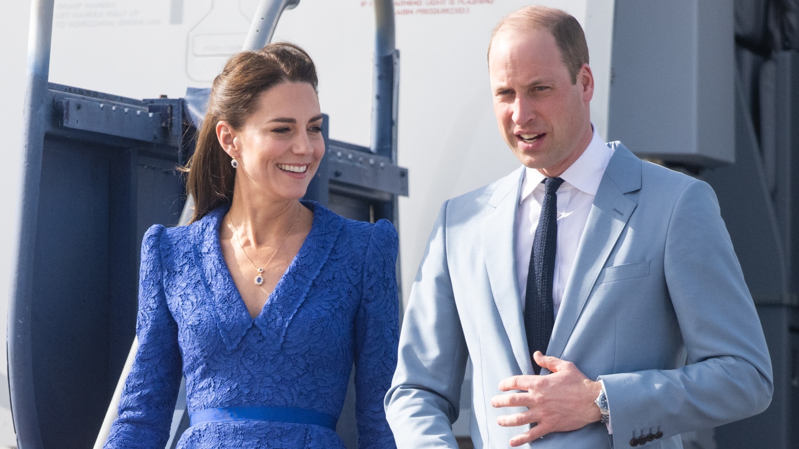 Catherine, vévodkyně z Cambridge a princ William, vévoda z Cambridge přilétají na mezinárodní letiště Philipa S. W Goldsona, aby zahájili svou královskou cestu po Karibiku 19. března 2022 v Belize City v Belize.