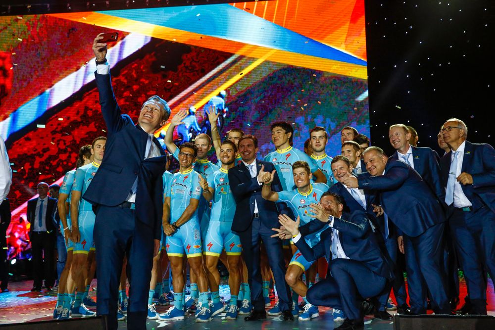 Alexander Vinokourov takes a 'selfie' at the Astana presentation