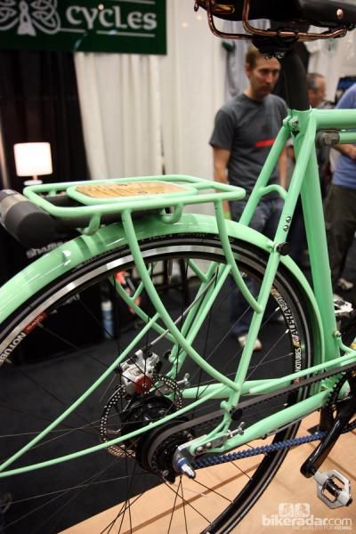 The rear rack and fender on this Shamrock Cycles city bike looks thoroughly integrated into the structure but they're actually very easily removable without needing tools.