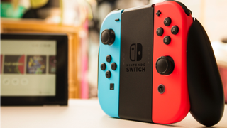 Röda och blå Nintendo Switch Joy-Cons i kontrollerskal.