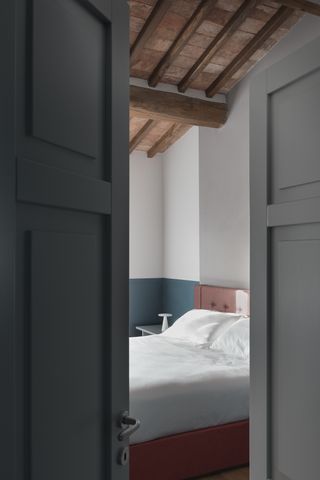 bedroom at laqua vineyard resort in tuscany