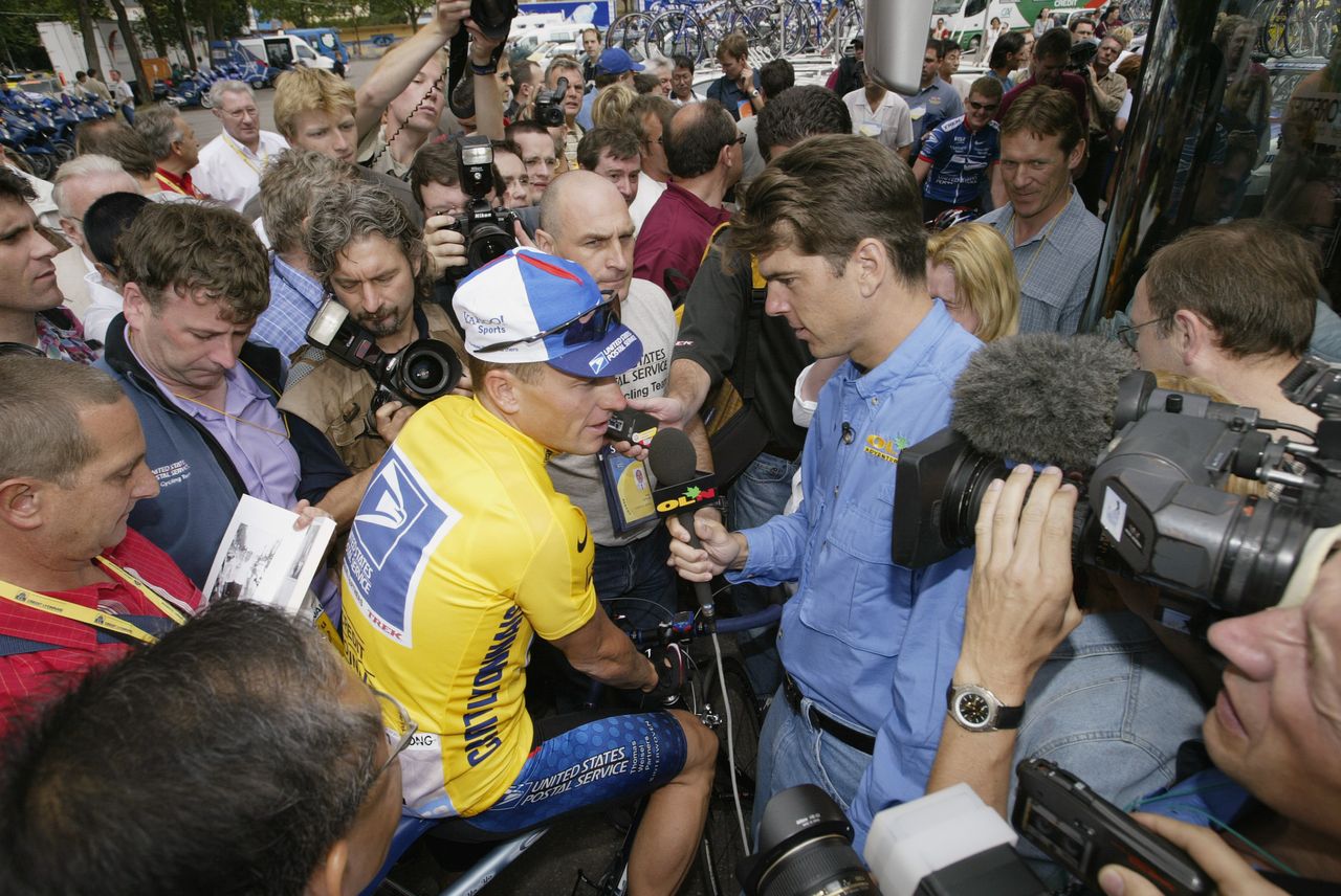 Frankie Andreu interviews Lance Armstrong at the 2002 Tour de France