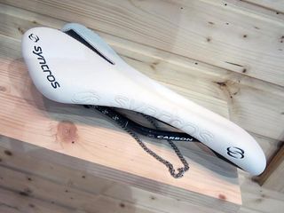 The new Syncros FL Carbon saddle uses carbon rails on its way to a 180g claimed weight