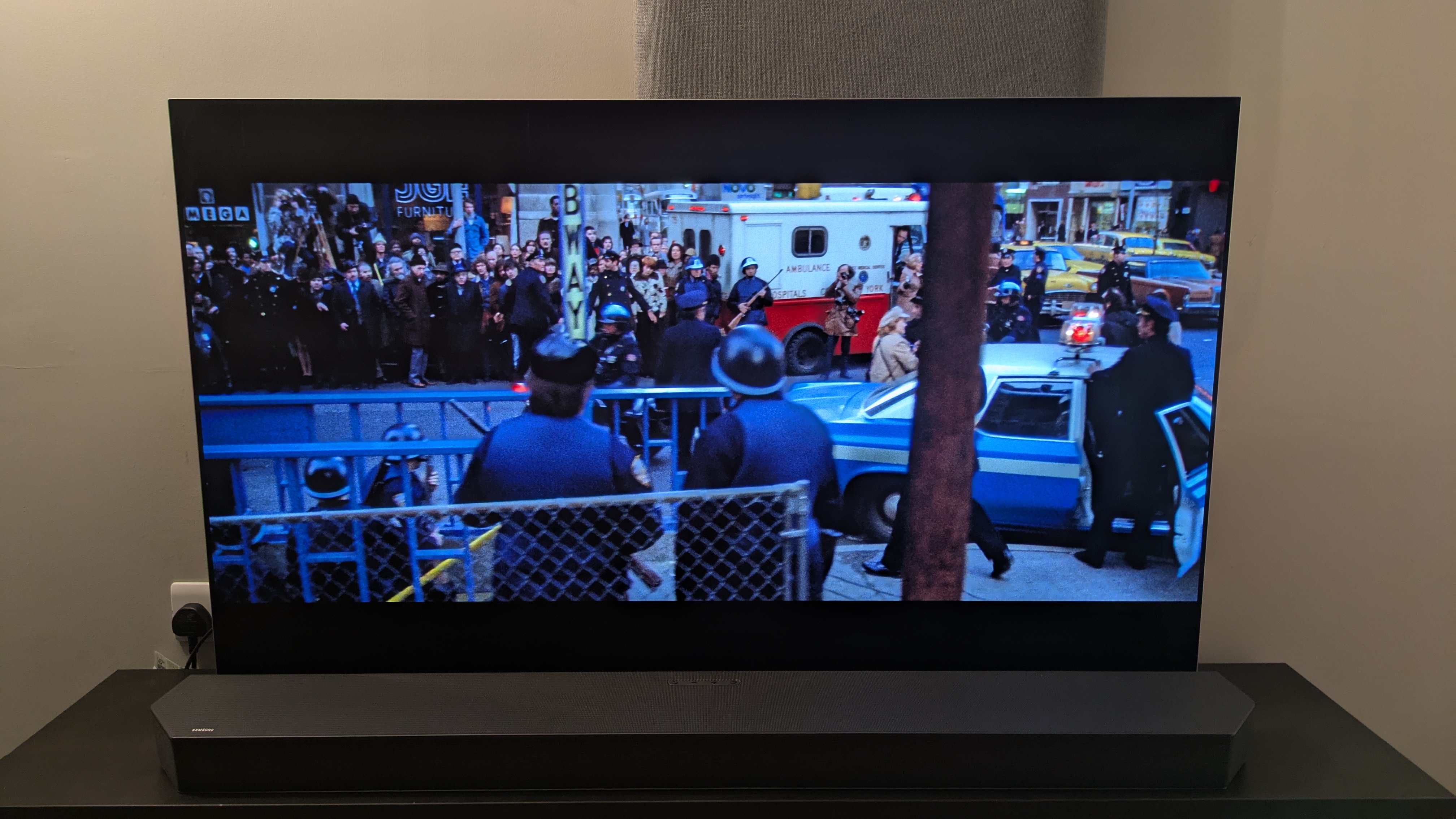 LG G5 showing a crowd outside from The Taking of Pelham 123 (1974) 4K Blu-ray on screen