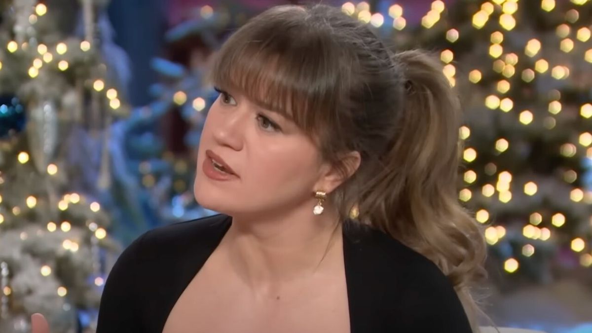 Kelly Clarkson looking confused on The Kelly Clarkson Show