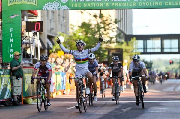 World champion Giorgia Bronzini (Colavita-Forno d'Asolo) takes the win.