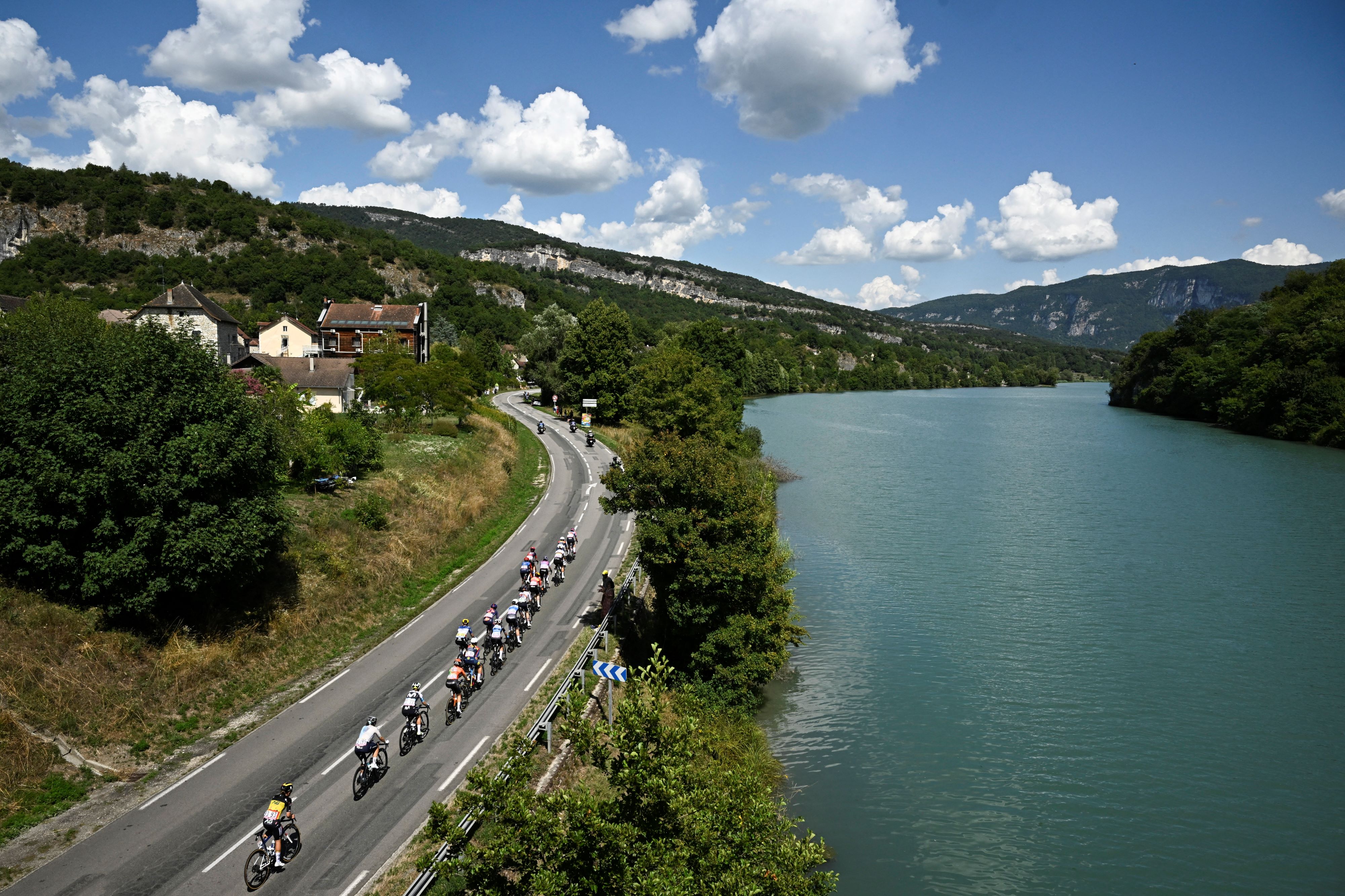 Tour de France Femmes stage 7 LIVE - Break and bunch at stalemate as gap holds strong