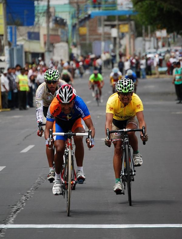 Hector Chiles (Espoli Dunamis), left, outsprints race leader Fernando Camargo (Boyaca Orgullo De America) to win stage five.