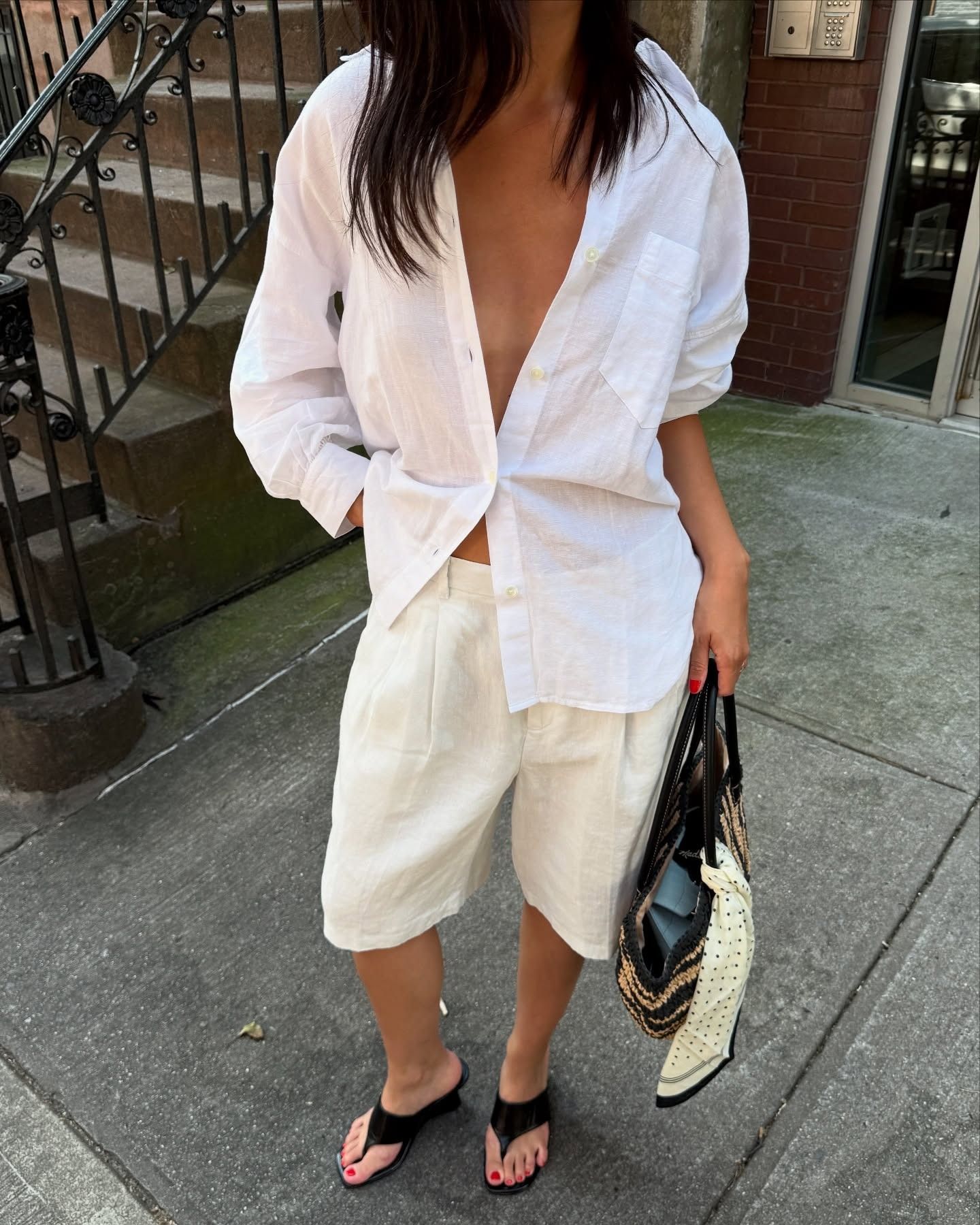 @mimixn wearing Madewell linen shorts.