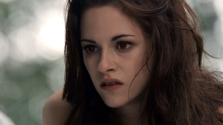 vampire Bella uncomfortable due to smell of human blood in Twilight Saga: Breaking Dawn Part 2 