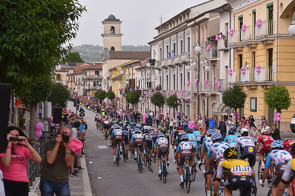The peloton during stage 5 Giro d'Italia
