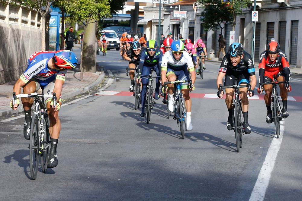 Peter Sagan (Tinkoff - Saxo) watches his rivals