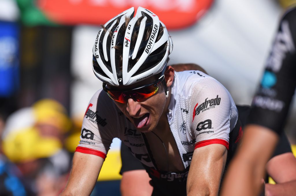Bauke Mollema (Trek-Segafredo) feels the heat of stage 17