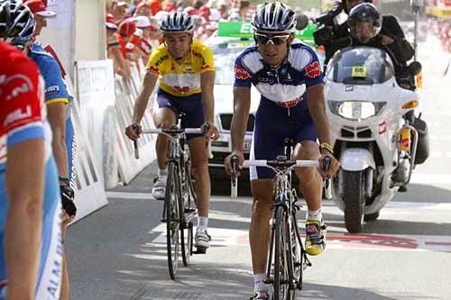 Giampaolo Caruso (W&uuml;rth) and Angel Vicioso (W&uuml;rth) finish 2'09 down on stage winner Gil.