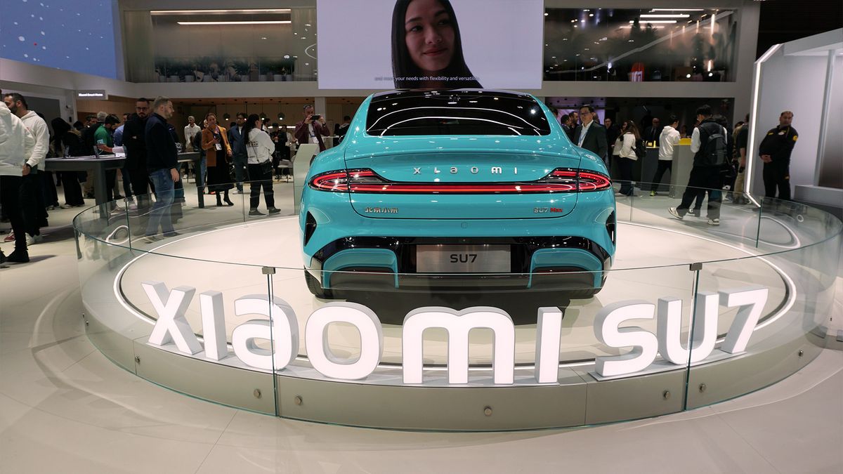 Xiaomi SU7 MWC 2024 turntable 3