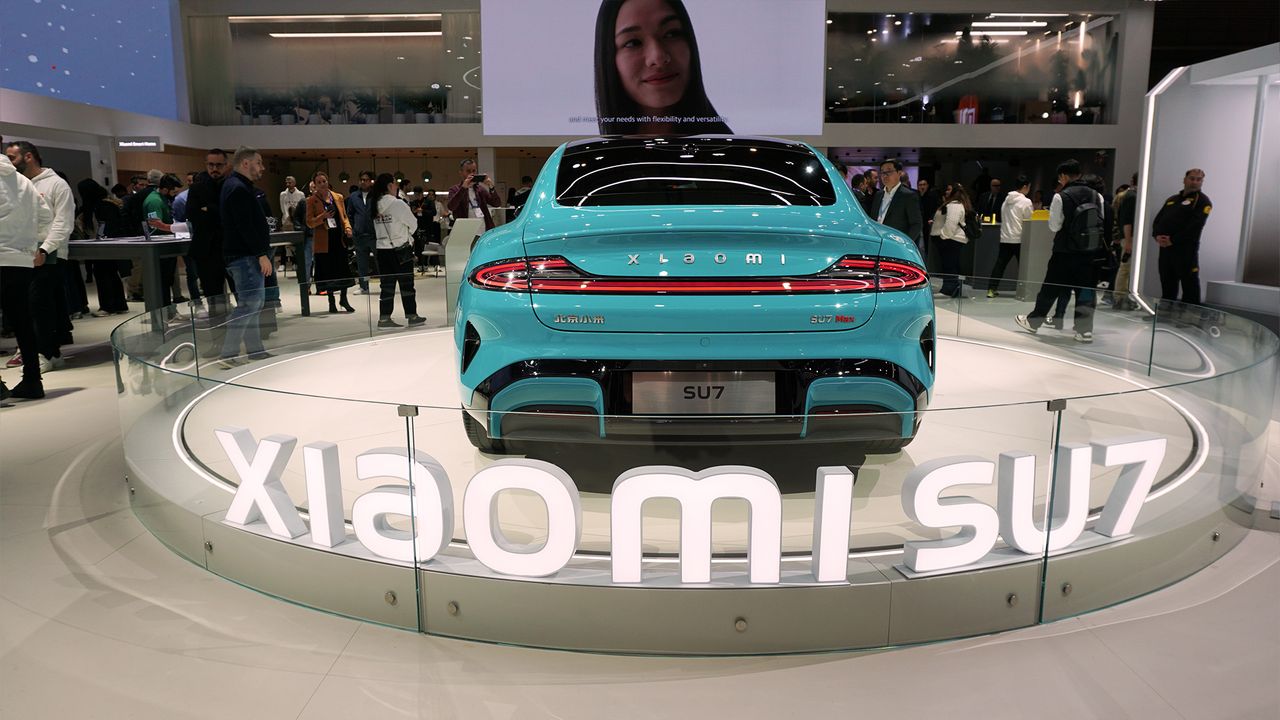 Xiaomi SU7 MWC 2024 turntable 3
