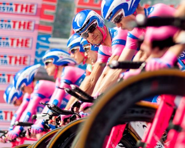 Michele Scarponi turns to the camera just before Lampre start their team time trial