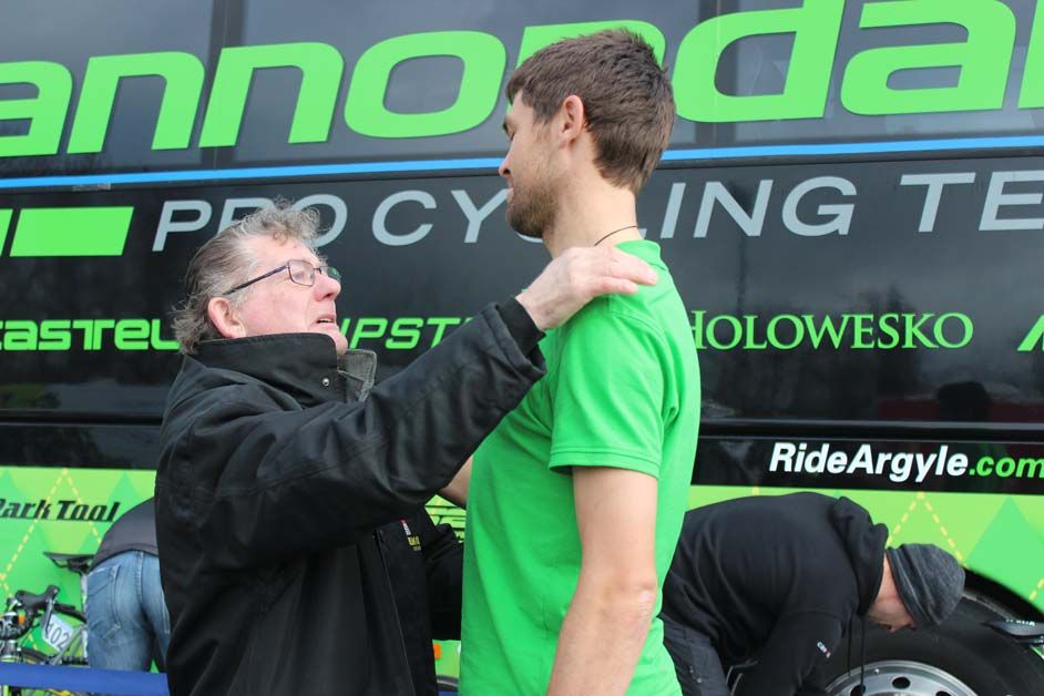 Jack Bauer greets a fan at the start
