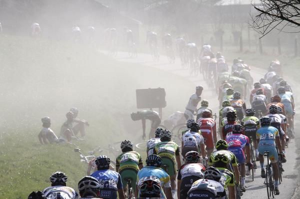 A crash on the dusty cobbles in the E3 Prijs