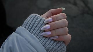 Nail trends 2023 - metallic ombre