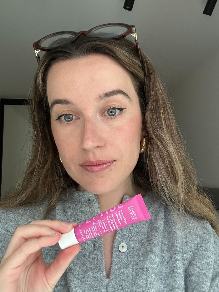 La giovane beauty editor Grace Lindsay prova un prodotto volumizzante per le labbra di Paula's Choice