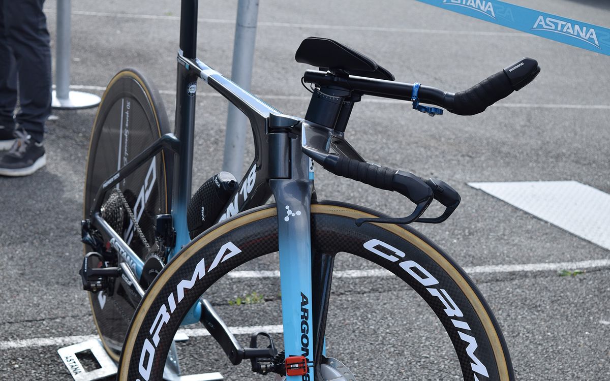 Instead of a traditional steerer, the Argon 18 E-118 has an exteernally hinged system