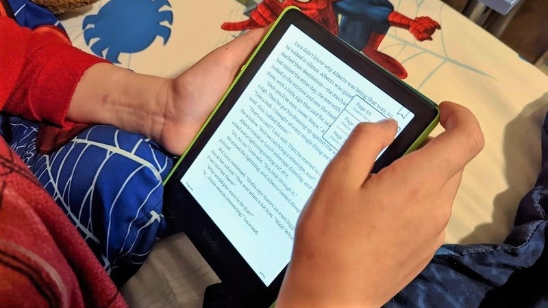 Amazon Kindle Paperwhite Kids elinde tutuldu