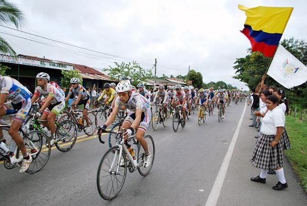Spectators cheer for the Vuelta a Colombia peloton during stage three.