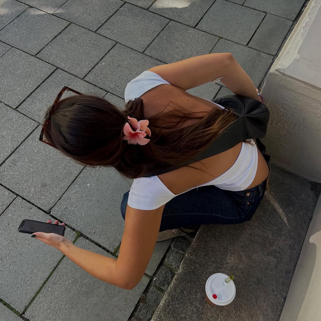 Woman with floral claw clip in hair.