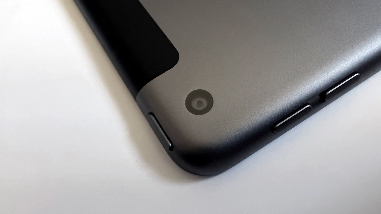 A photograph of the 12.9in 2021 Apple iPad Pro's rear camera