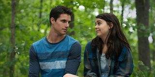 Mae Whitman and Robbie Amell in The Duff