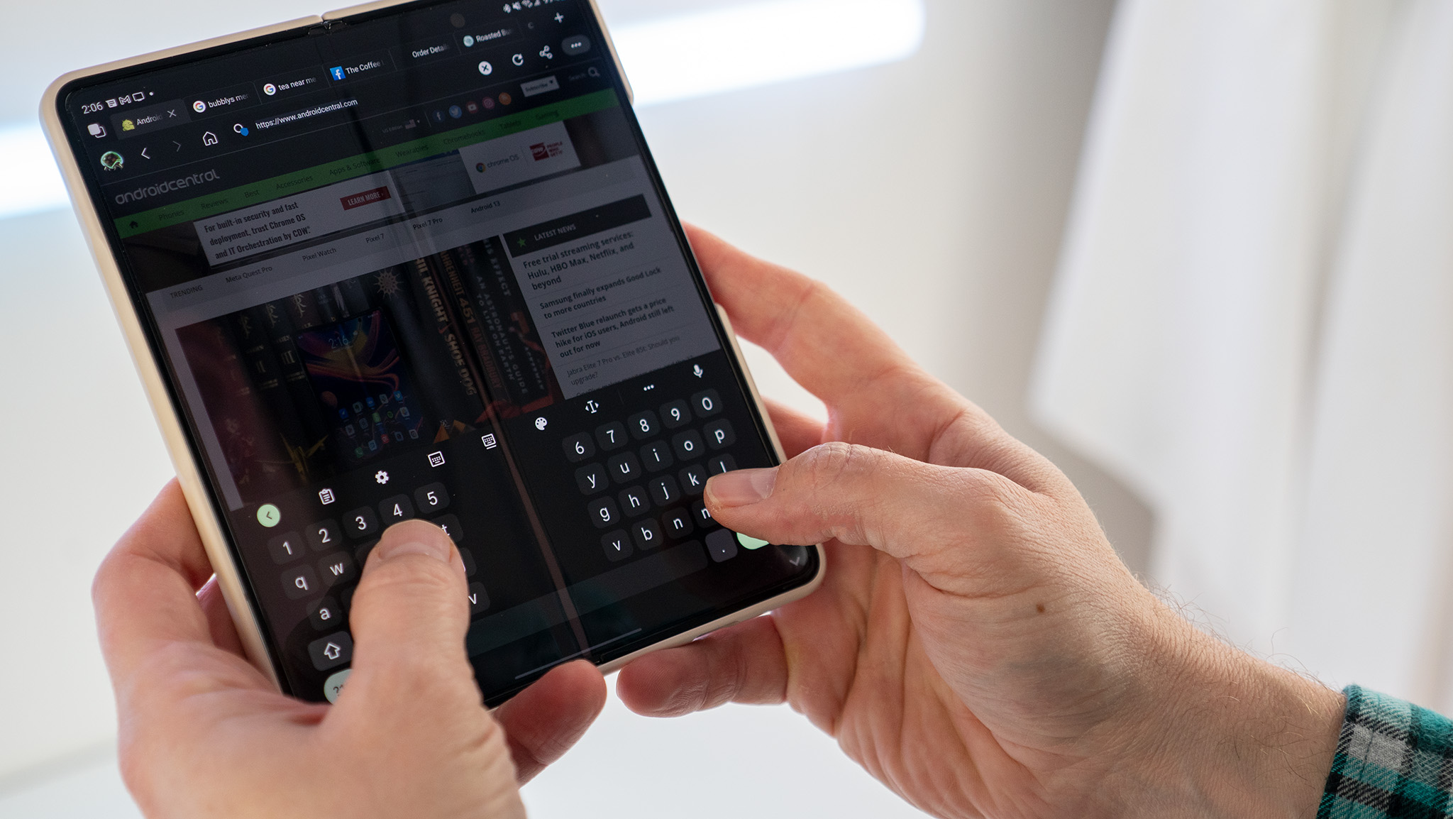 Usando o Gboard em formato de teclado dividido em um Samsung Galaxy Z Fold 4