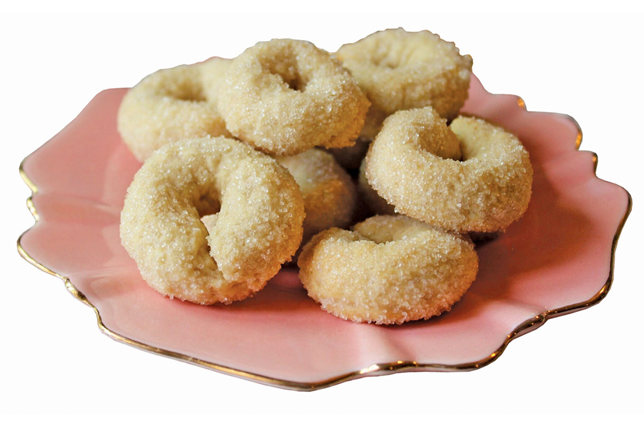 Ciambelline al vino on a plate