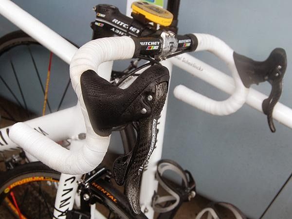 Hoste's bike is fitted with Campagnolo Record 11 gear.