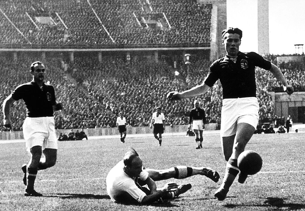(Eingeschr&amp;auml;nkte Rechte f&amp;uuml;r bestimmte redaktionelle Kunden in Deutschland. Limited rights for specific editorial clients in Germany.) L&amp;auml;nderspiel Deutschland - Ungarn (2:2) vor 100.000 Zuschauern im Olympiastadion in Berlin: - Spielszene: links der ungarische Verteidiger Biro, rechts Pakozdi, am Boden in der Mitte der Deutsche Edmund Conen (Photo by ullstein bild/ullstein bild via Getty Images)